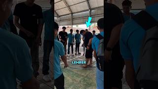 Dieser Lehrer Hat Phyisk Bewiesen