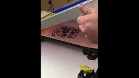 Screen printing some skateboards on the silk skates diy press!