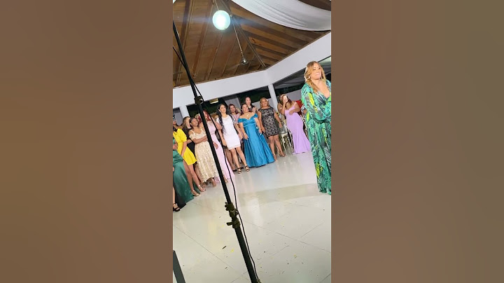 Novia tira ramos de flores