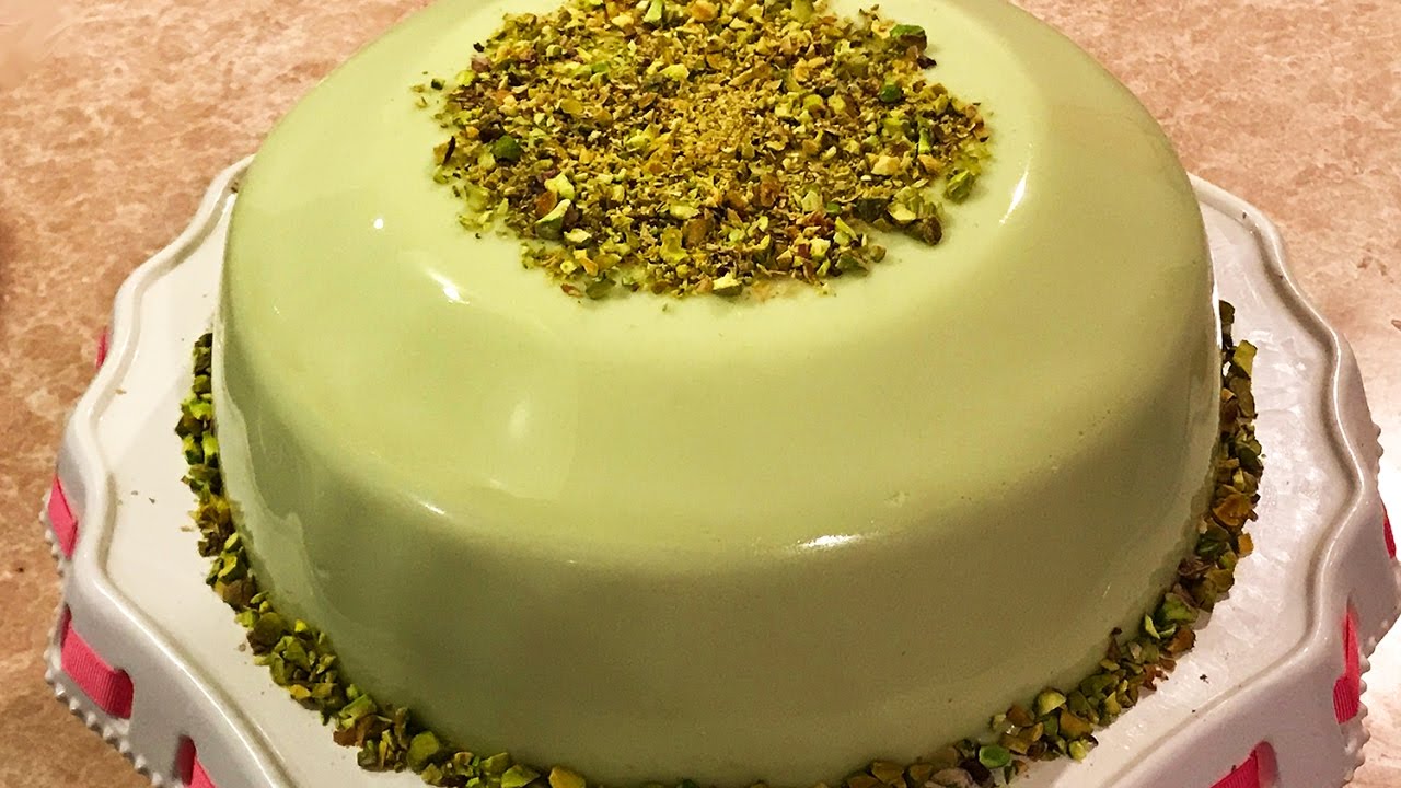 Carlota Encapsulada En Gelatina De Pistacho Con Coco