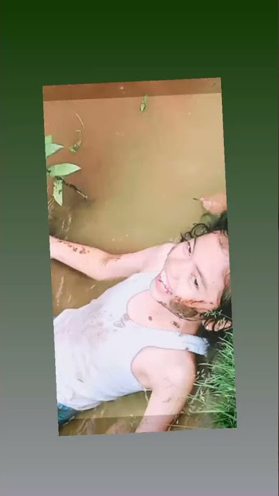 orang mandi hujan