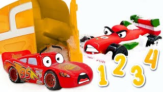 Flash McQueen va rater la course? Jeux avec voitures de course. Vidéo en français pour enfants.