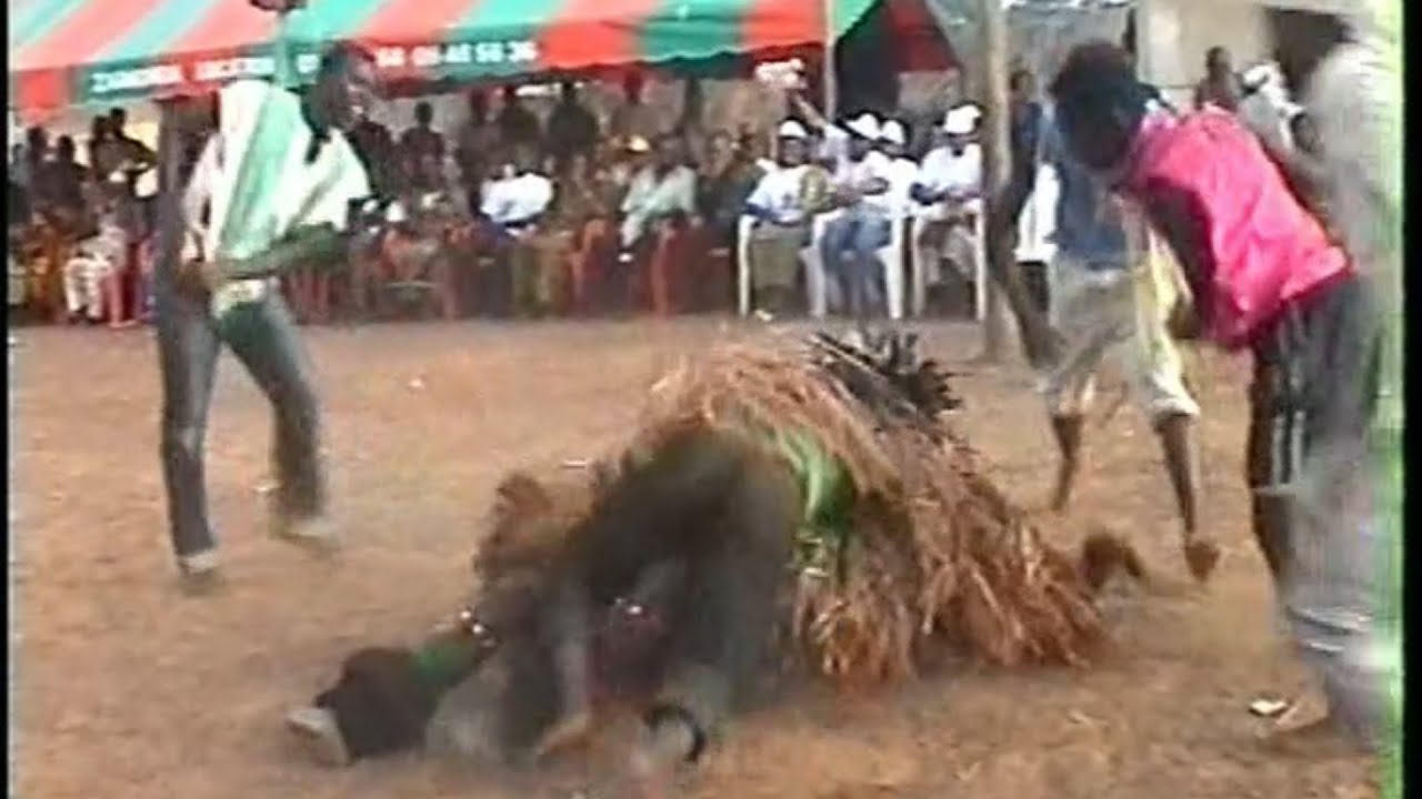 Un homme frappe un Masque. Panique