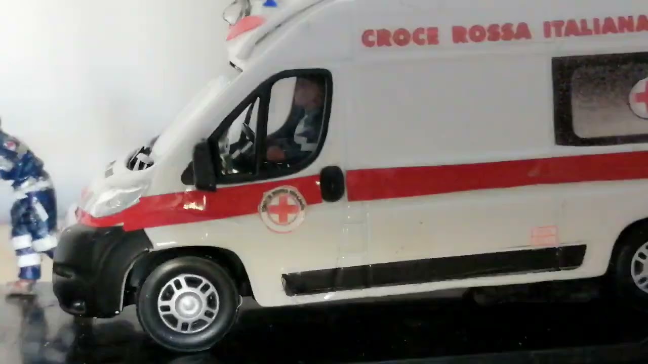 MODÈLE DE FOURGON STATIQUE RIO FIAT 15 TER AMBULANCE CROIX