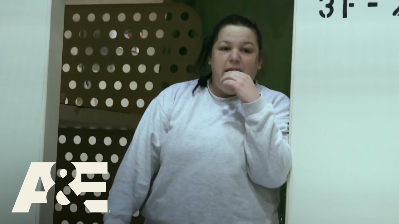 60 Days In: Sheri Catches Inmates Smuggling Contraband (Season 2 Flashback) | A&E