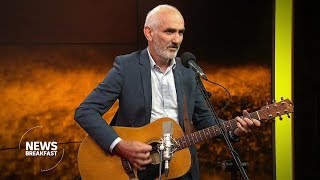 Paul Kelly performs new song The Magpies | News Breakfast