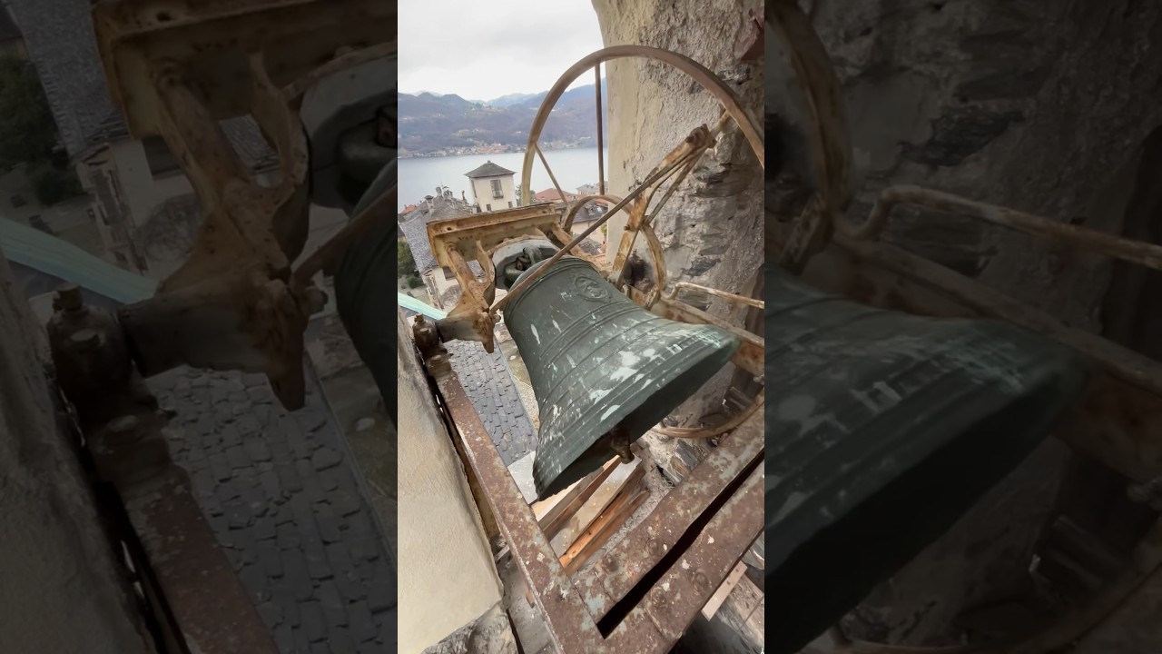 Звон колоколов с видом на озеро на заднем плане