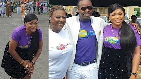 Kemi Afolabi,Toyin &Foluke Daramola Kneels down to greet widows,as she take Pic with Femi Adebayo