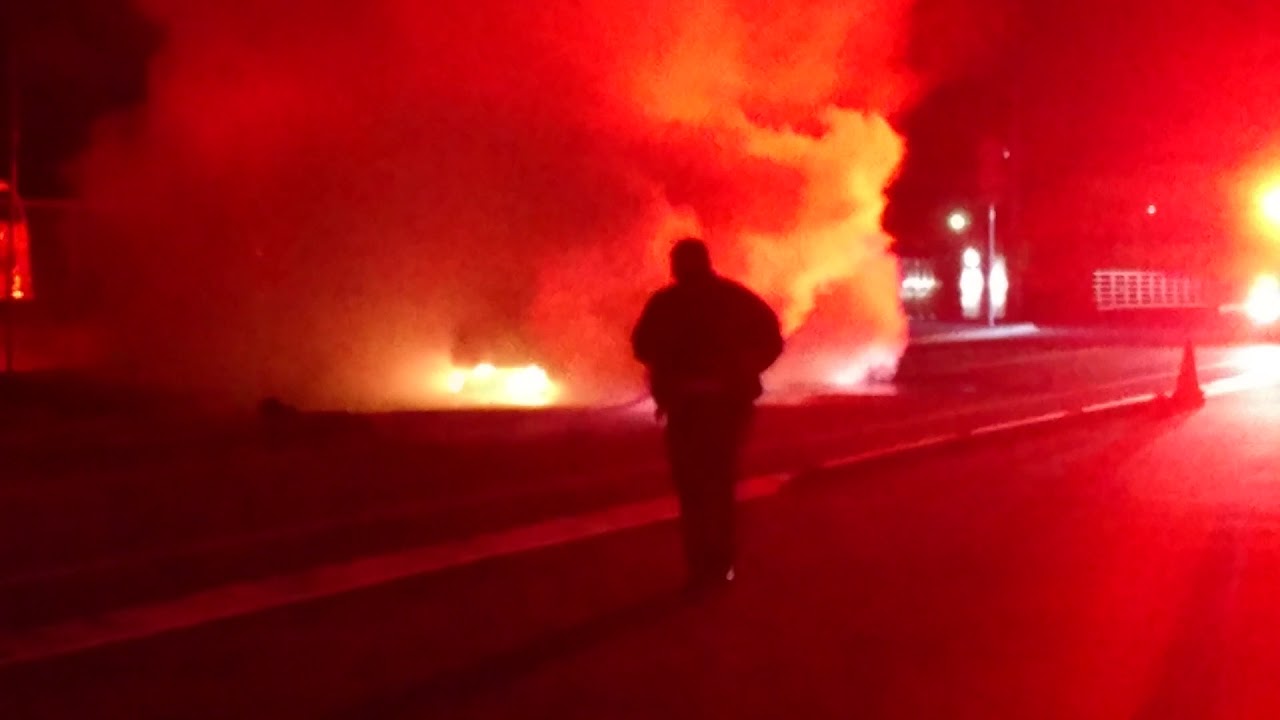 中間市で自動車火災、全貌