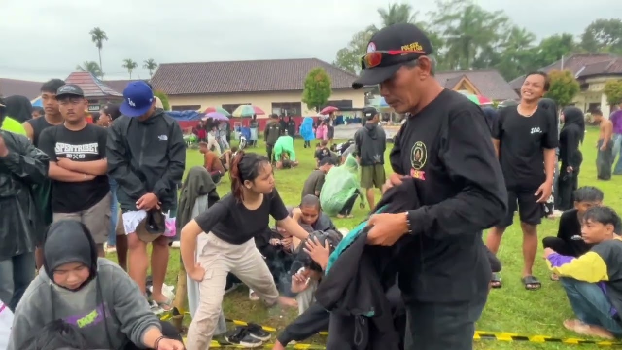 Penonton Cantik Ajak Temannya Turun Ikut Janturan di Tengah Aksi Ebeg