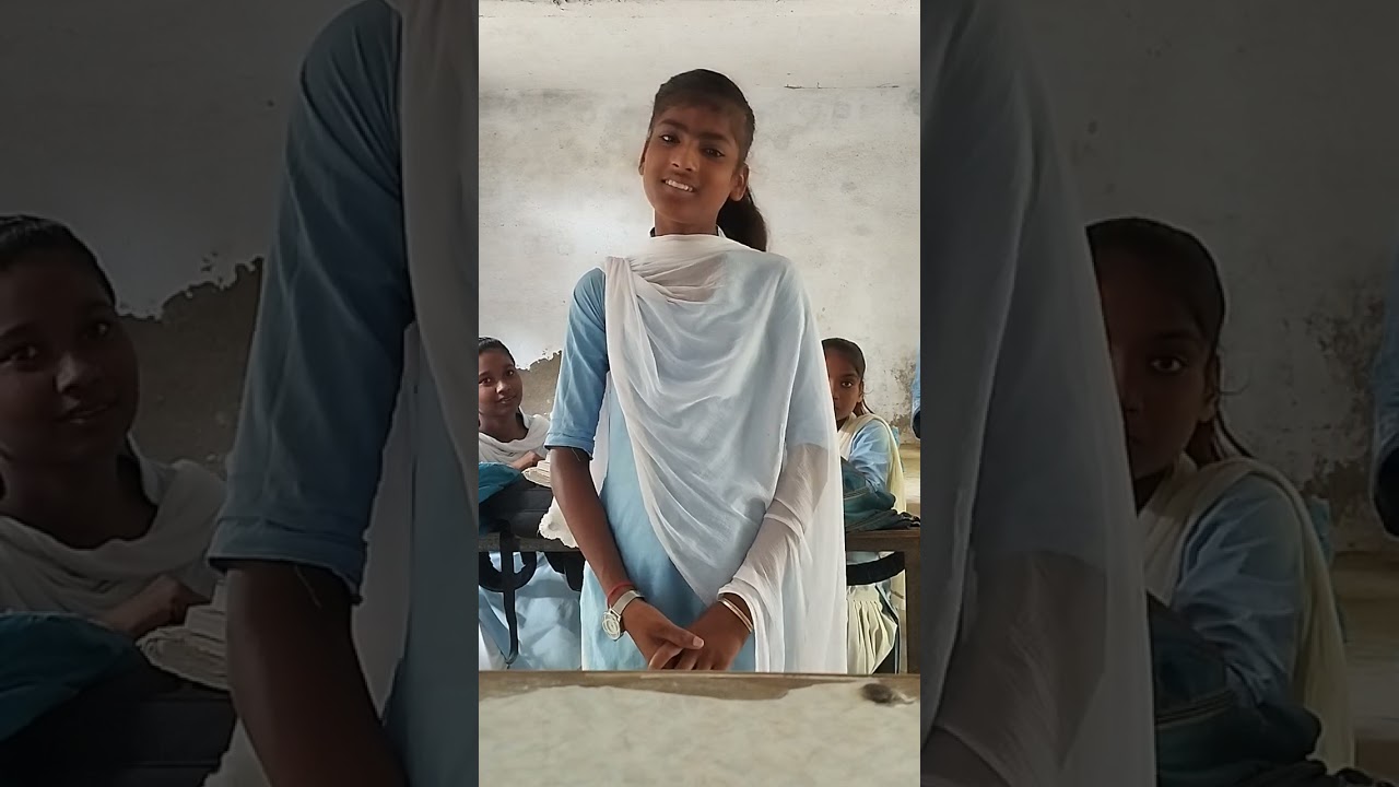 कक्षा में दिये गए कार्य को सुनते हुए।