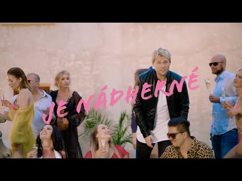 Video: Delphinium Je Nádherné