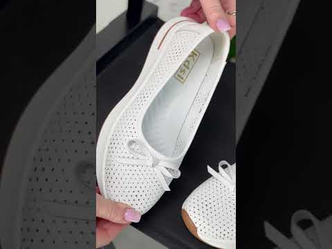 Легкі елегантні білі шкіряні балетки з перфорацією весна-літо, видео 1