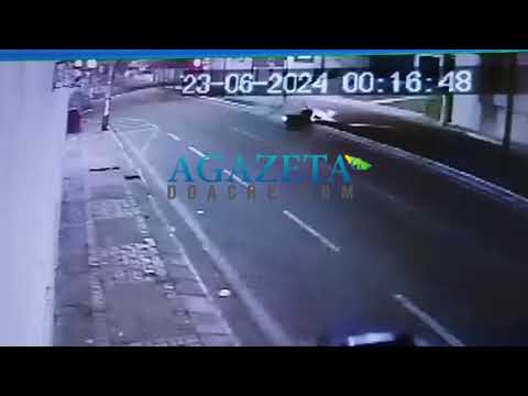 Vídeo mostra momento em que jovem perde controle de moto e bate em palmeira na Avenida Ceará