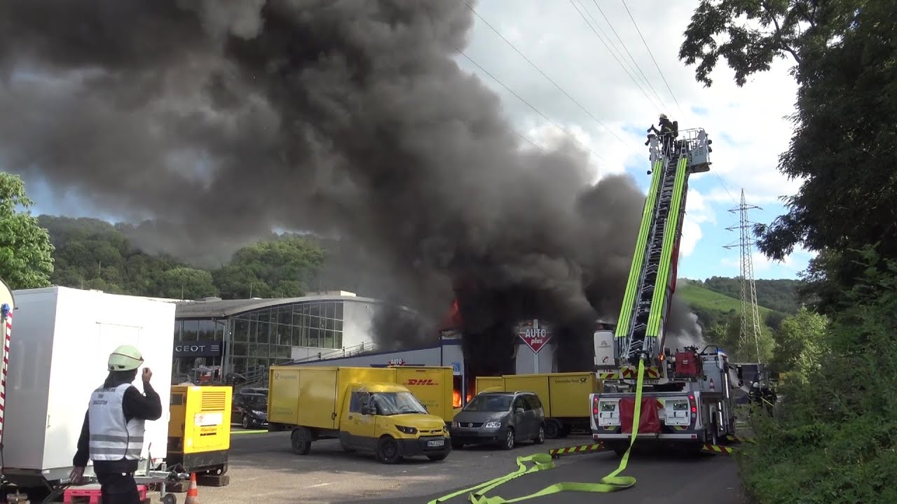 Großbrand in Trier : KFZ-Werkstatt brennt völlig aus - 90 Einsatzkräfte vor Ort!