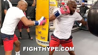 (WOW!) FLOYD MAYWEATHER LANDING FRIGHTENING CRISP PUNCHES; LIGHTS UP HEAVY BAG SHARP AF IN TRAINING