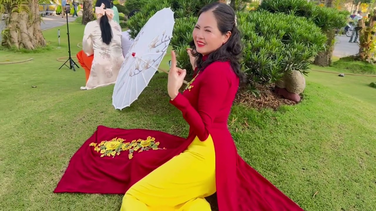 Nhat thanh Huyen đi chua mùng ba Tết 