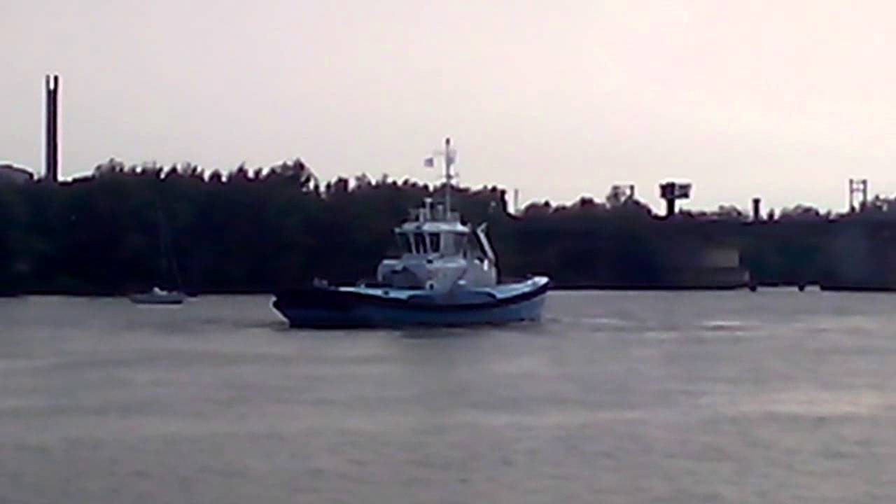 sleepboot speelt