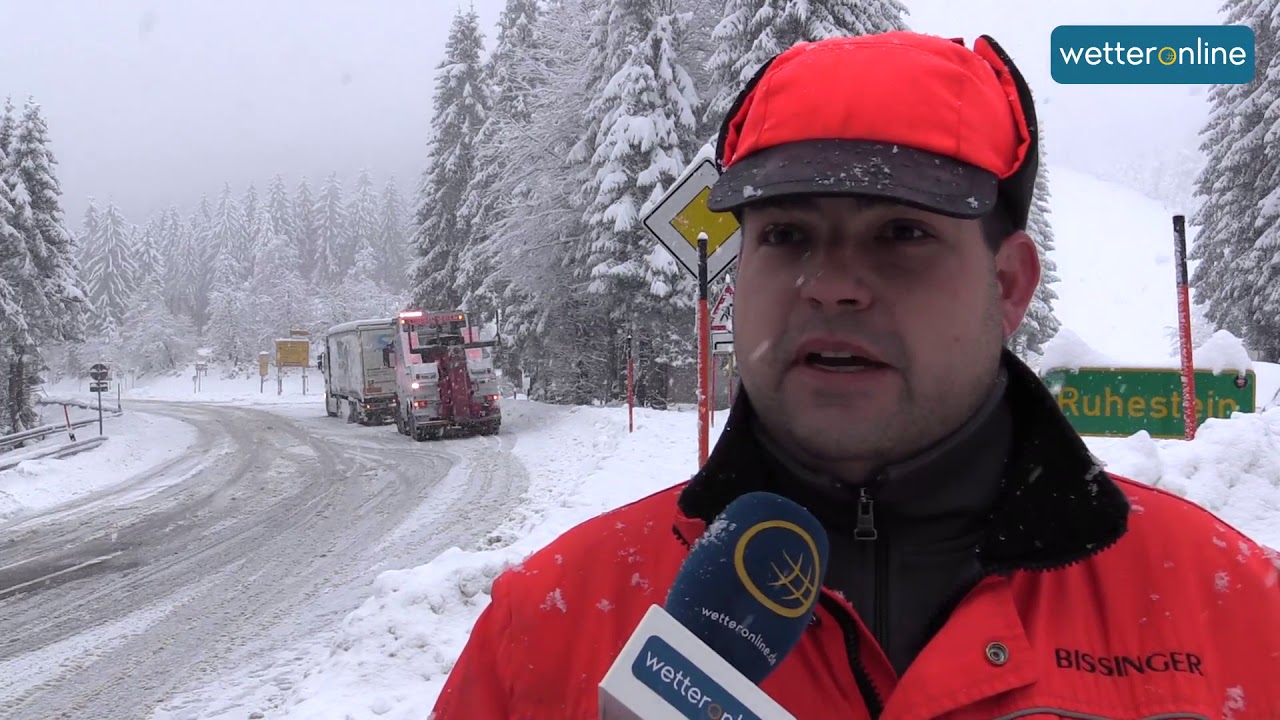 Schnee: Lkw bleiben im Schwarzwald hängen