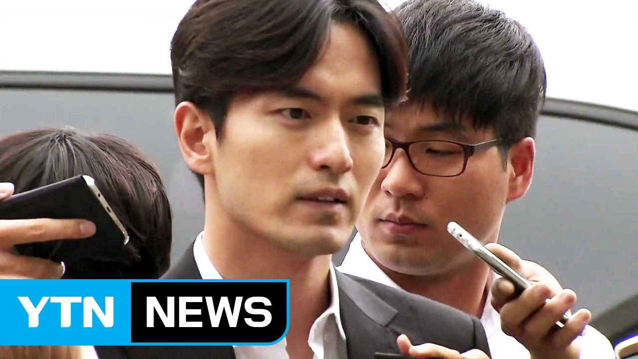 '성폭행 혐의' 이진욱 경찰 출석...