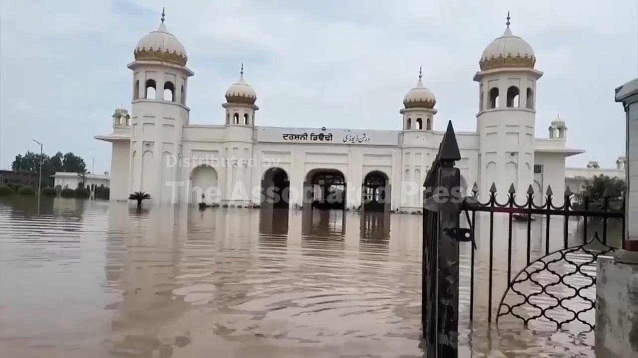 Mass evacuations continue in Pakistan's Punjab with more than 200,000 displaced by flooding