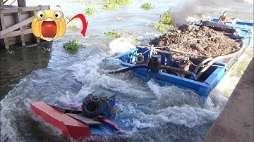 Ghe sắt chở cát nước ngập mũi vượt cống nguy hiểm