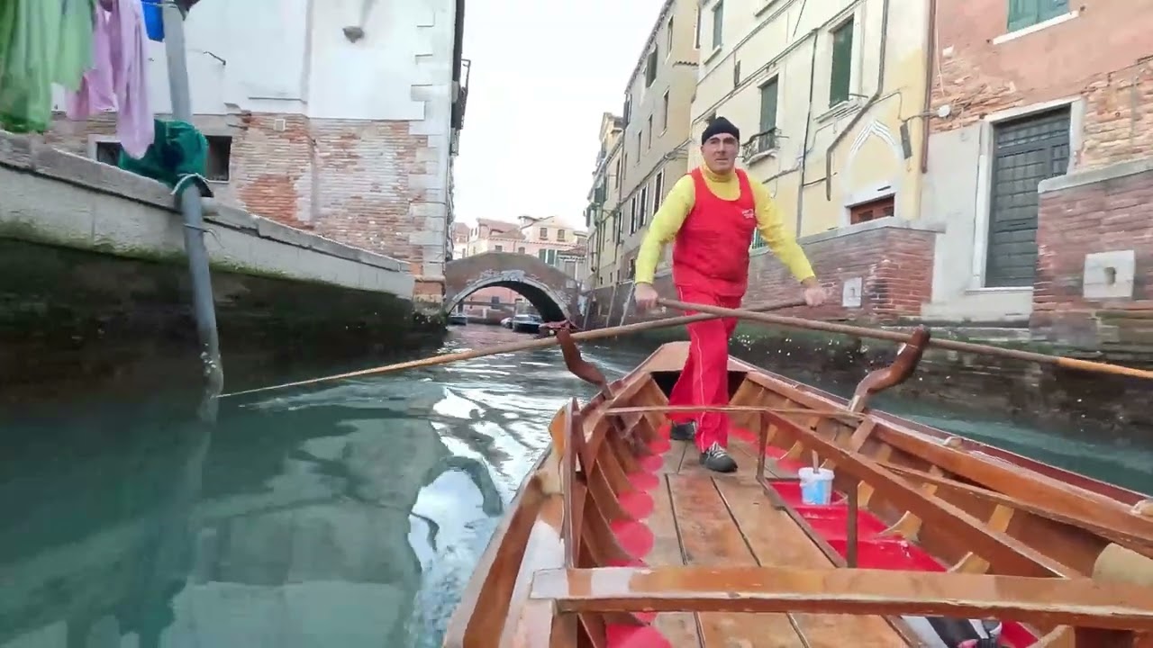 voga alla vallesana nei rii di Venezia in mascareta