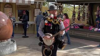 One Man Band Eric Haines in Silver Dollar City theme park 2021