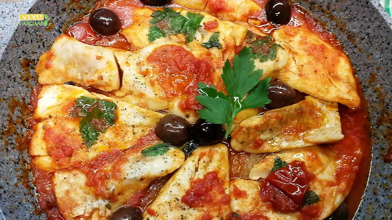 Filetti di merluzzo in padella, con patate e olive
