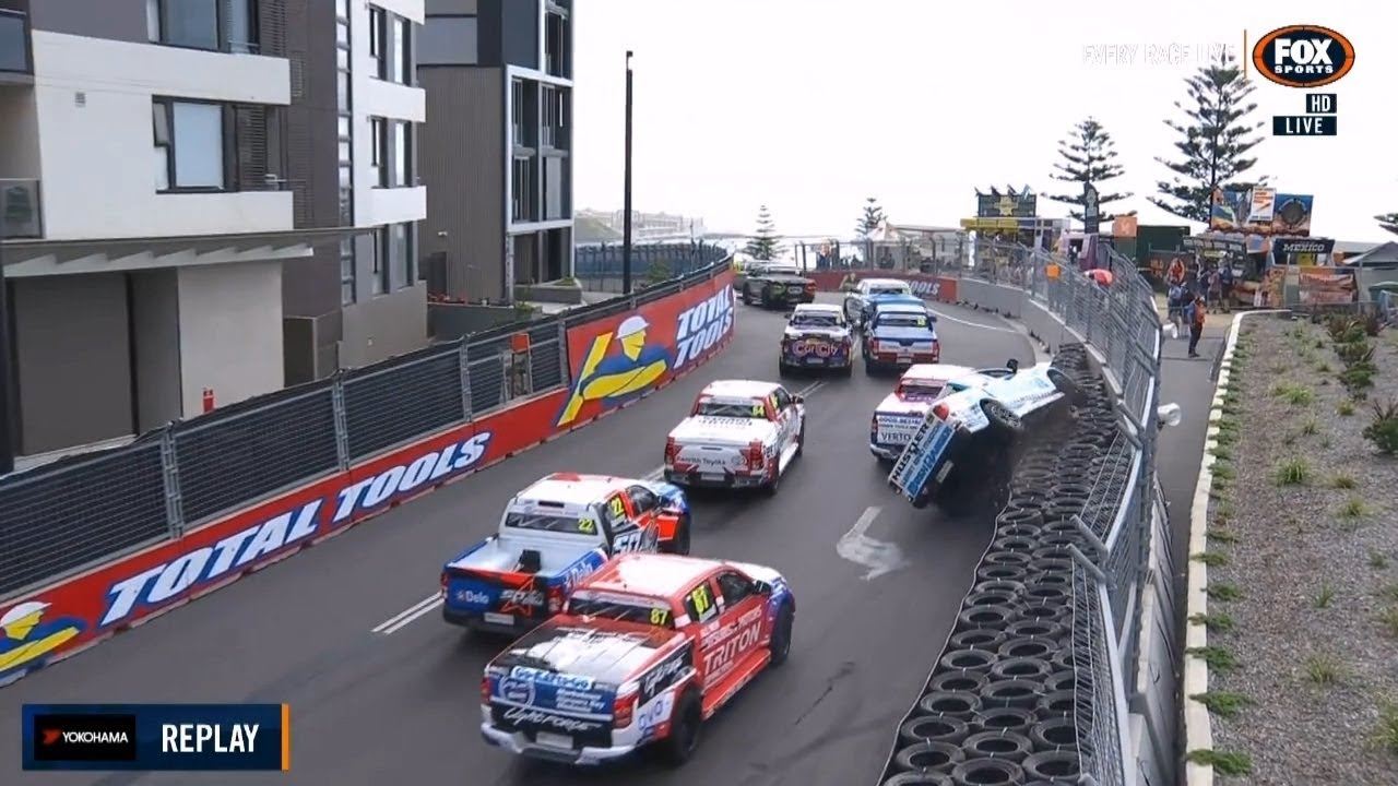 ECB SuperUtes Series 2018. Race 2 Newcastle Street Circuit. Start Crash