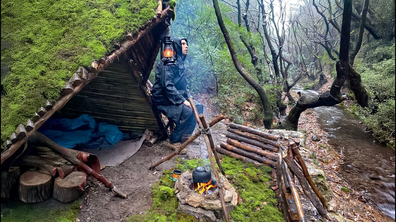 Building a Warm and Cozy Survival Shelter in 3 Days. Solo Bushcraft ...