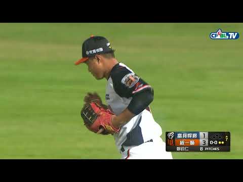 03/25 富邦 vs 統一 七局上，吳桀睿橫移接殺掉高國輝的一壘線邊高飛球