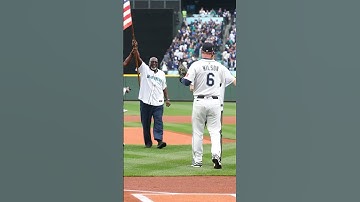 Lou Piniella tosses the ceremonial first pitch at T-Mobile Park 💙💚
