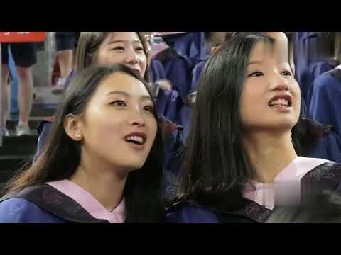 【福建师范大学】2017毕业典礼上，观众席突然响起《成都》感动全场，满满不舍之情 。
