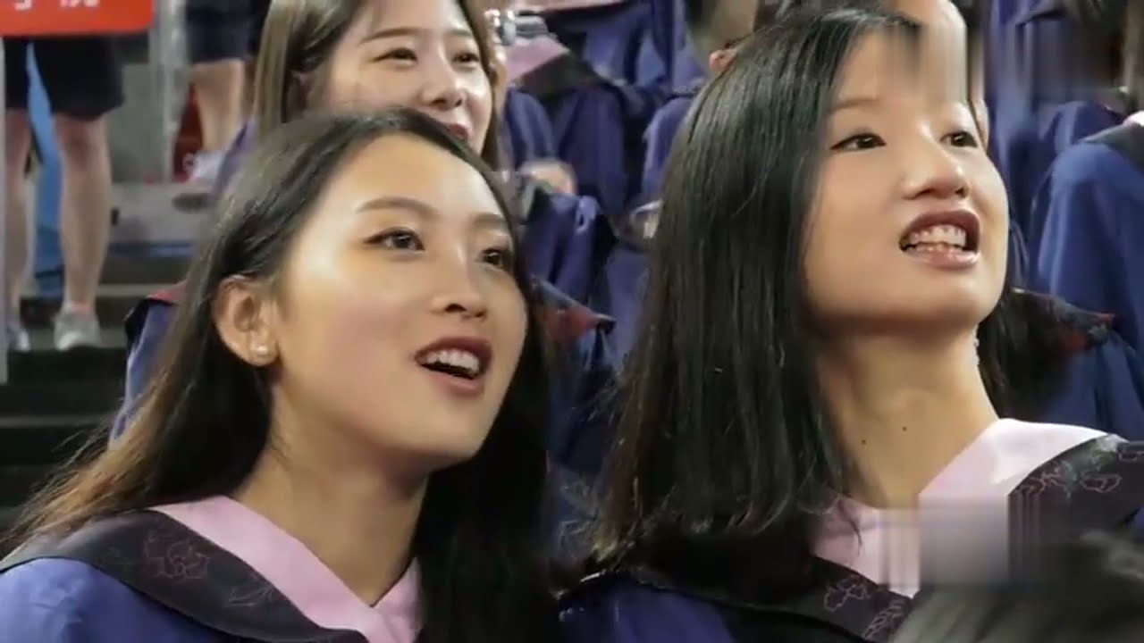 【福建师范大学】2017毕业典礼上，观众席突然响起《成都》感动全场，满满不舍之情 。