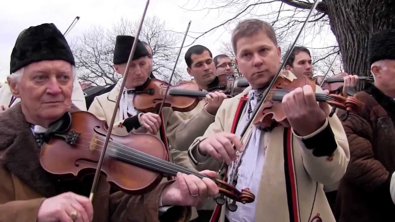 VELKÁ NAD VELIČKOU-Pohřeb folkloristy JAROŠKA SLOVÁKA: před kostelem-zpěváci, muzika