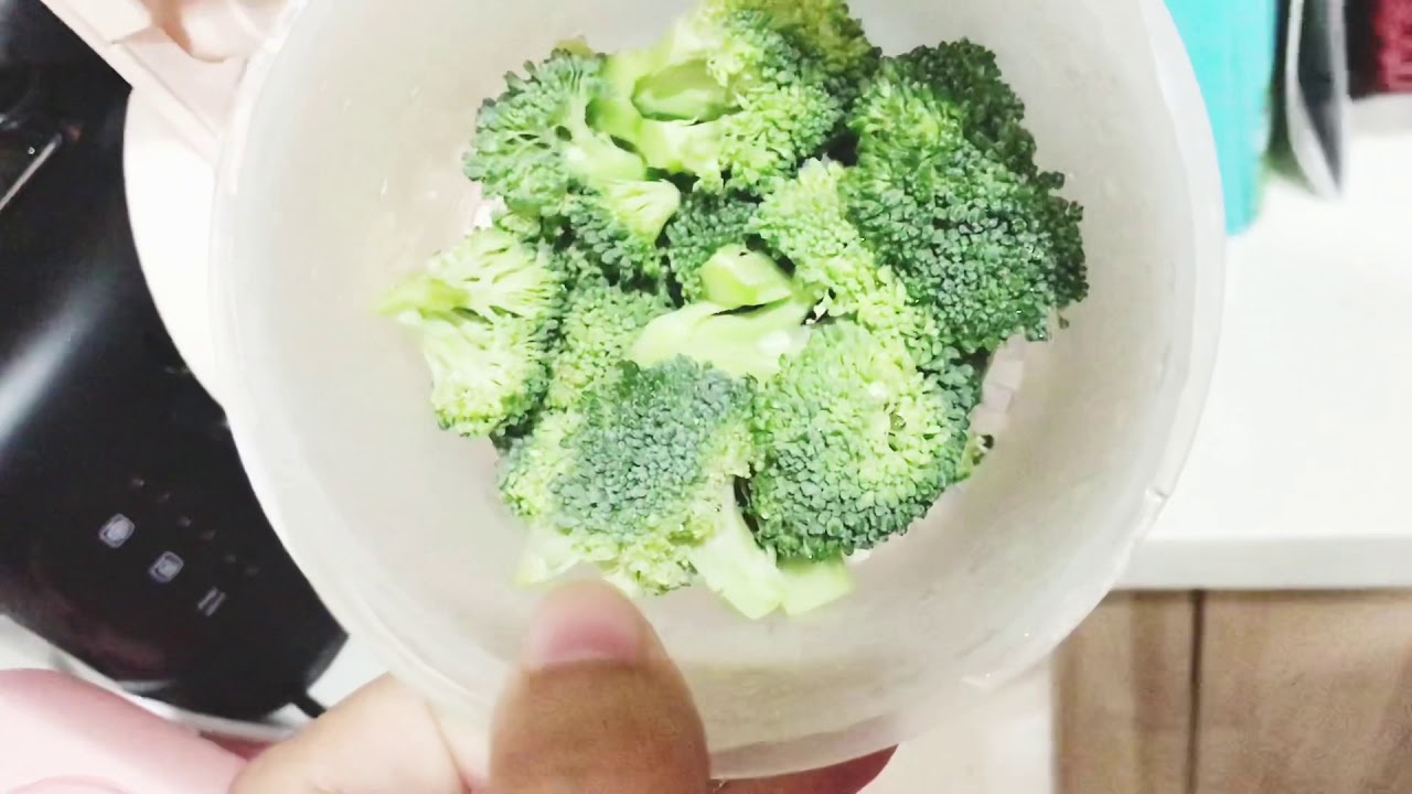 Zaviera Caryssa 7 months old foods start with Salmon & Broccoli - YouTube