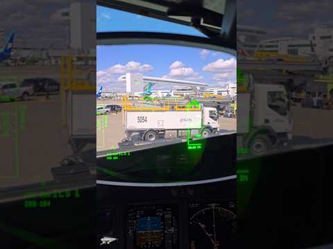 Inside an Alaska 737 cockpit at SEA 😍#aeroplane #airplane #aviation #plane #planespotter #planegeek