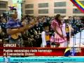 Niña y niños le cantan