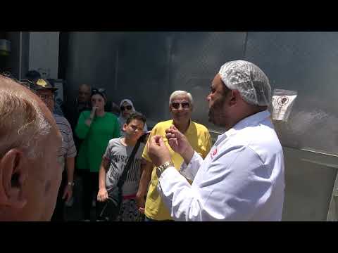 أبو السيد البورسعيدي ينافس بلاد صناعة الرنجة والتونة في الغرب