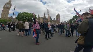 "Oi Oi Saveloy" // Protesters Sing Rule Britania at Tommy Robinson's March
