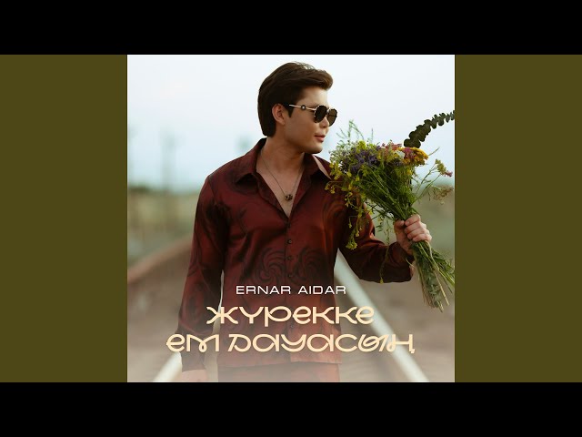 Эми Андерссен екі қара адаммен қосарланған ену жаттығуларын жасайды