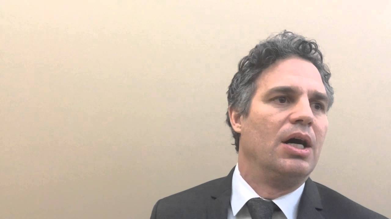 Mark Ruffalo discusses Flint water crisis during visit to city - YouTube
