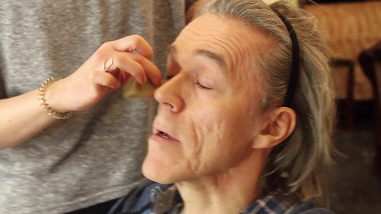 Christian Deix entspannt in der Maske