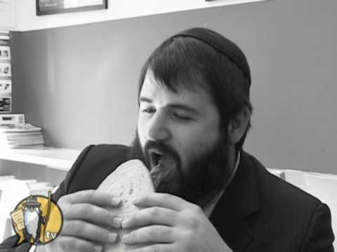 Video: Mengapa kita makan matzah saat paskah?