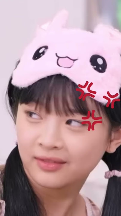 Minji being sus 🤣🤣🤣 love this interaction with her and Hanni! #newjeans #funny #shorts #kpop