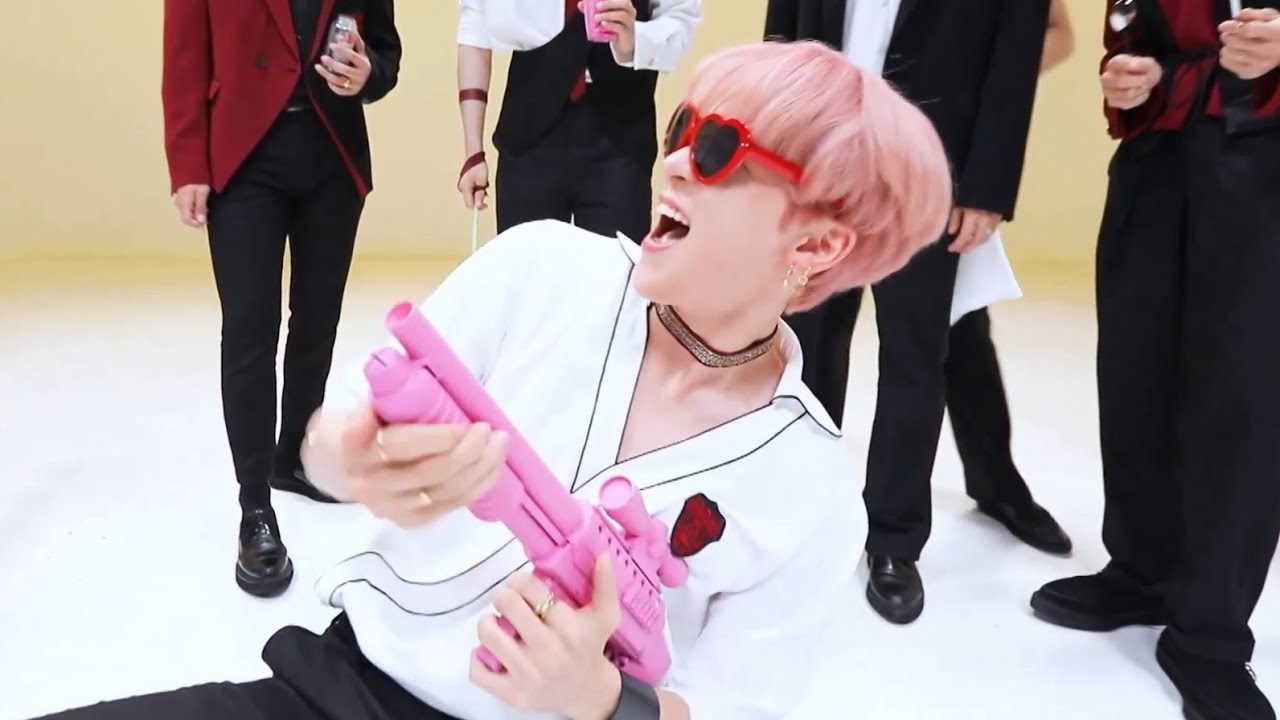 ATEEZ yunho shaking ass and other yunHOE antics