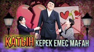 Панталон киген және фотосыз әйелдер Қолындағы құрылғымен айнала жүреді