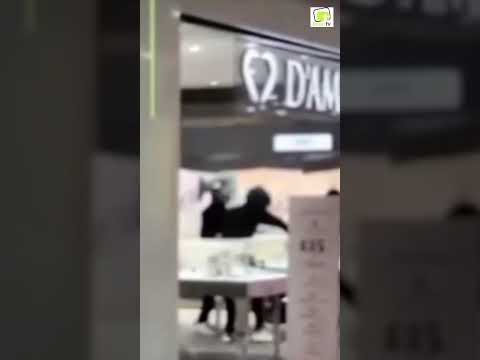 Video TERRORE A MILANO COMMANDO ASSALTA CENTRO COMMERCIALE, SPARI E FUMO TRA LA FOLLA