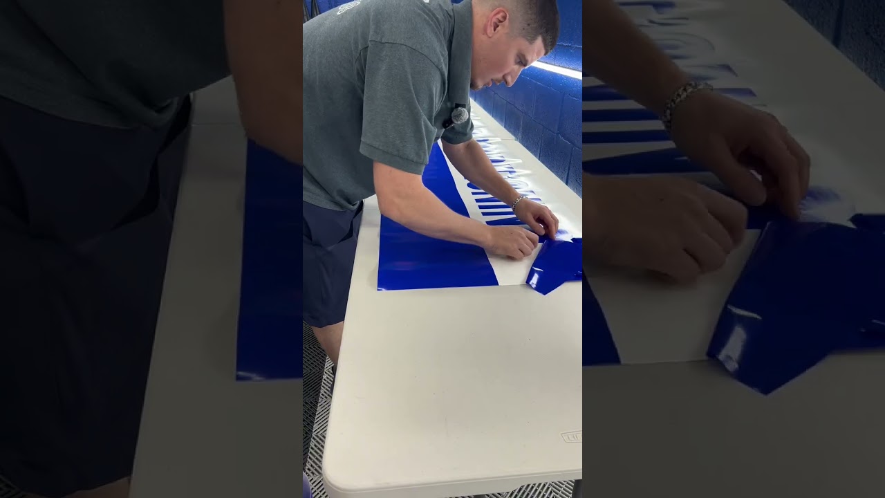 Правильный способ нанесения наклеек на коммерческий фургон